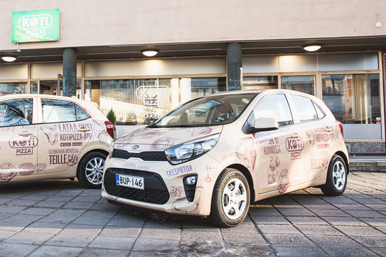 Kotipizza kotiinkuljetusKotipizzan kuljetusautot liikkuvat hiljaisena aikana edullisemmin, ruuhkahuippuina hinta kohoaa.