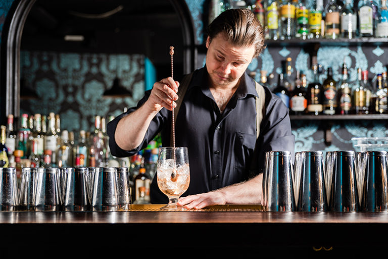 Drinkin hämmentäminen lasissa - Jami Järvinen