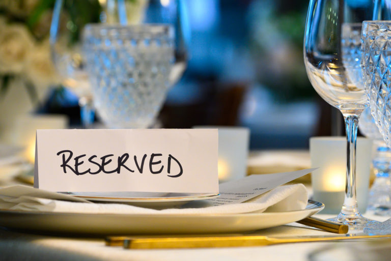 Varattu-kyltti ravintolan pöydässä