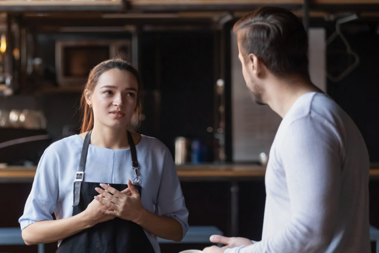 Tarjoilija ja tyytymätön ravintola-asiakas