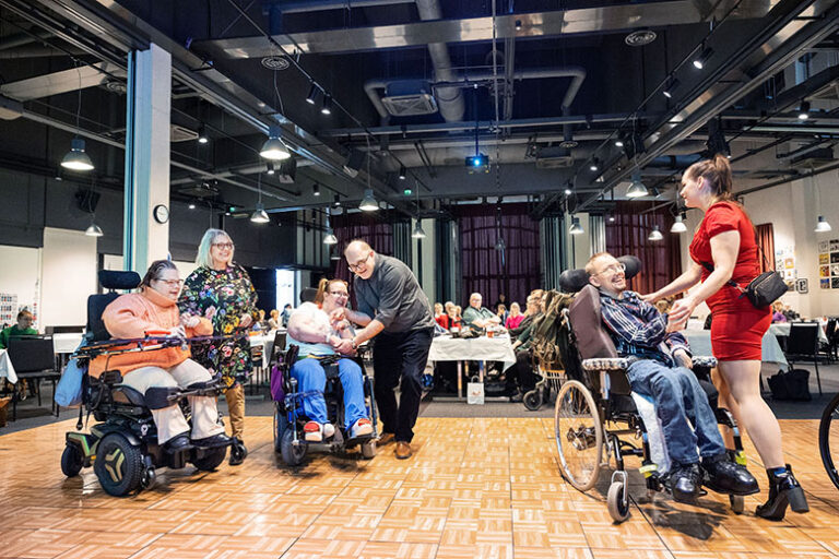 Invalidiliiton 85-vuotisjuhlakiertue Tampereella. Marju Väisänen, Anne Mikkola, Kati Kallioniemi, Kari Soininen, Tuukka-Pekka Antila ja Eeva Virkorinne.