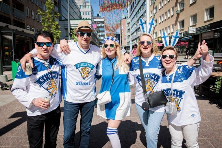 Suomalaisia jääkiekkofaneja Tampereella Jääkiekon MM-kisoissa vuonna 2023.