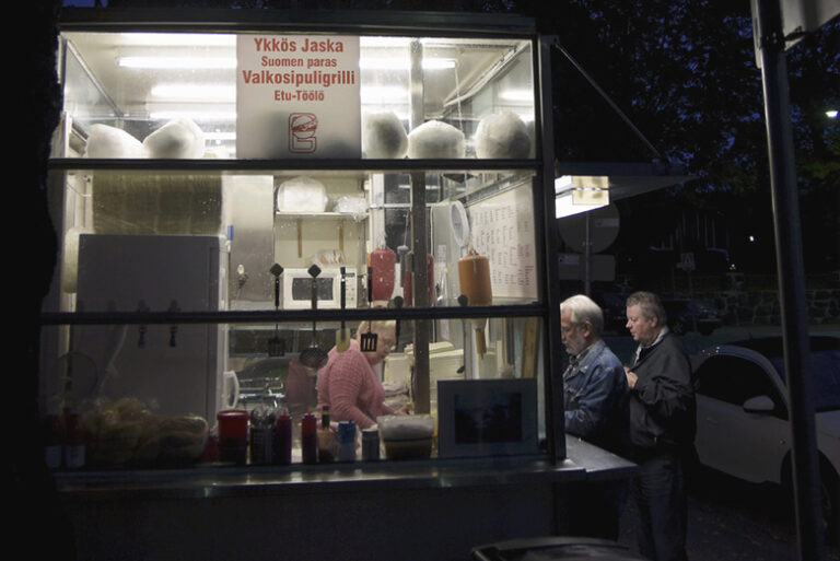 Asiakkaita Jaskan grillillä Helsingissä torstai-iltana 22. syyskuuta 2016., LEHTIKUVA / TEEMU SALONEN